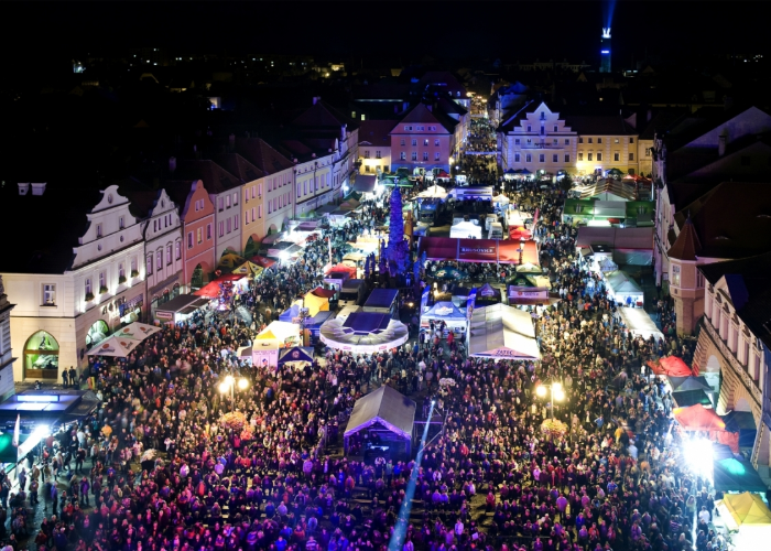 Náměstí Svobody v Žatci o Dočesnou.